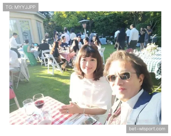 菲尔普斯穿西装直接像富豪派对主角,这日常也太豪华了吧? 菲尔普斯穿西装直接像富豪派对主角,这日常也太豪华了吧?