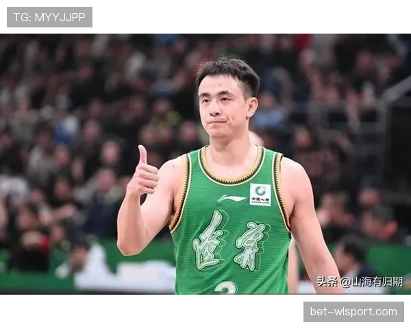赵继伟上场像拿着剧本的指挥官，下场像刚下夜班的隔壁大叔