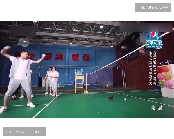 陶菲克又晒度假早餐，盘子精致得让我怀疑他把羽毛球拍当信用卡